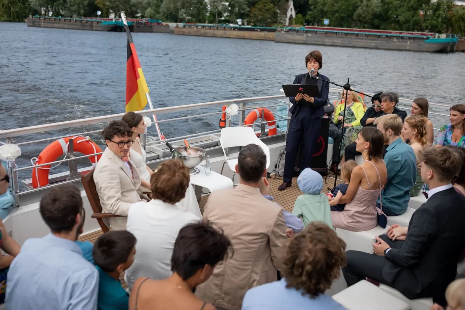 Freie Trauung auf einem Boot in Berlin — Hochzeitszeremonie auf dem Wasser