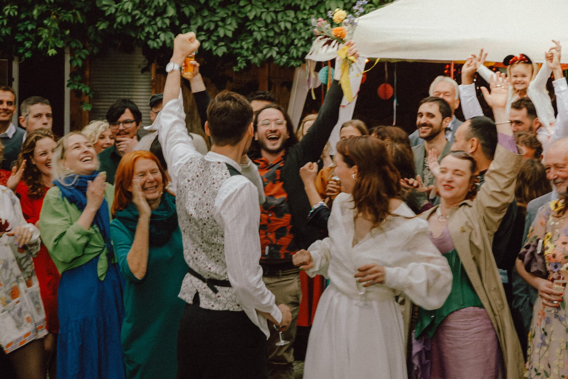 Freie Trauung Berlin — Hochzeitsgesellschaft feiert bei Zeremonie im Freien